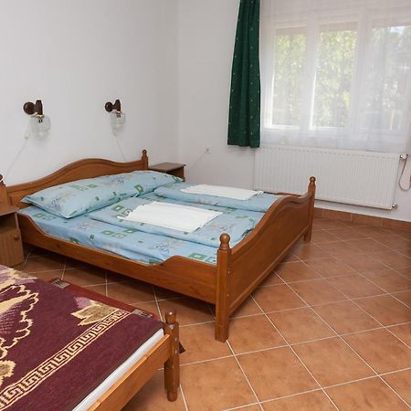 Paratlan Apartmanhaz Сільвашварад Екстер'єр фото