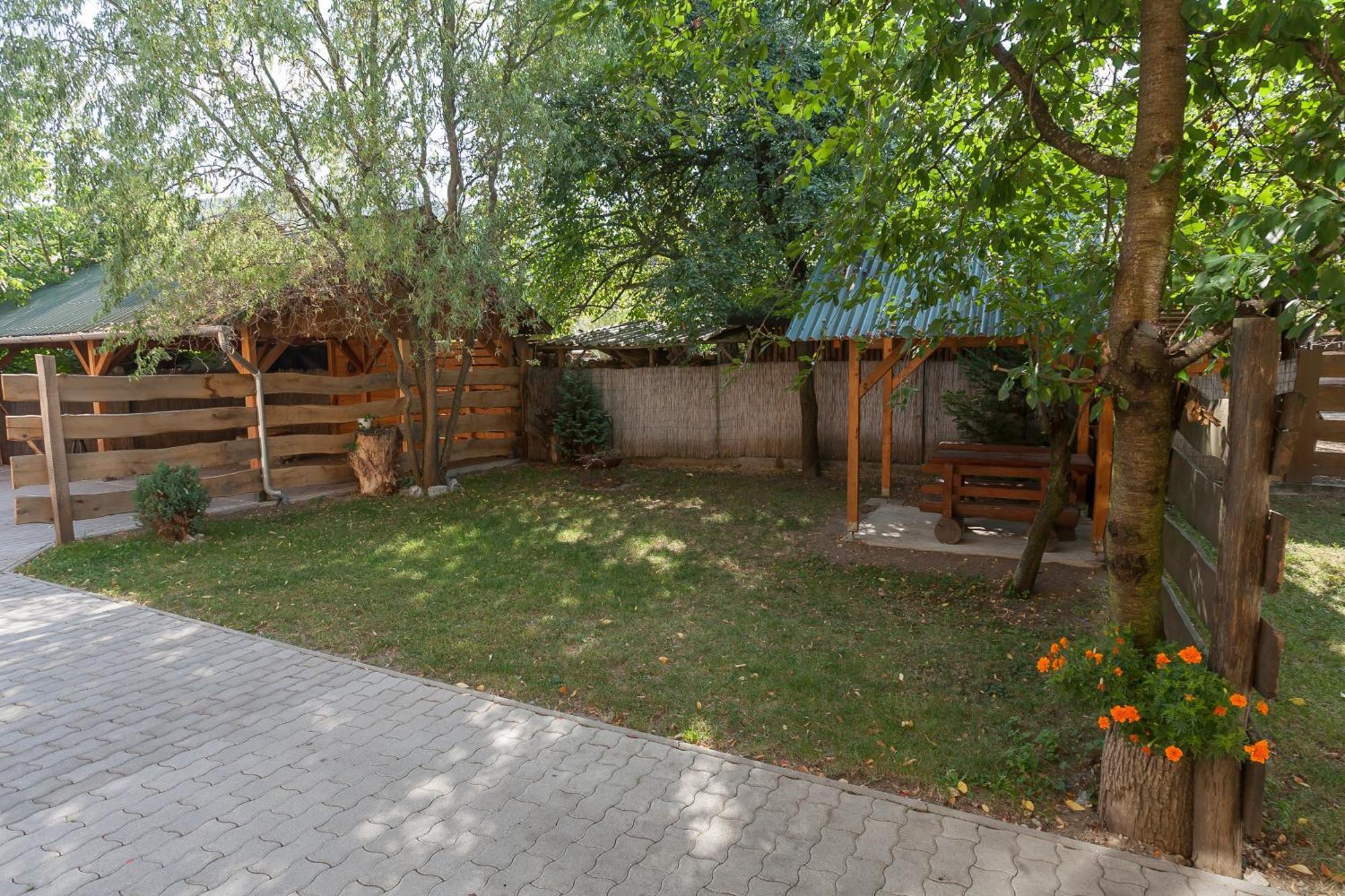 Paratlan Apartmanhaz Сільвашварад Екстер'єр фото